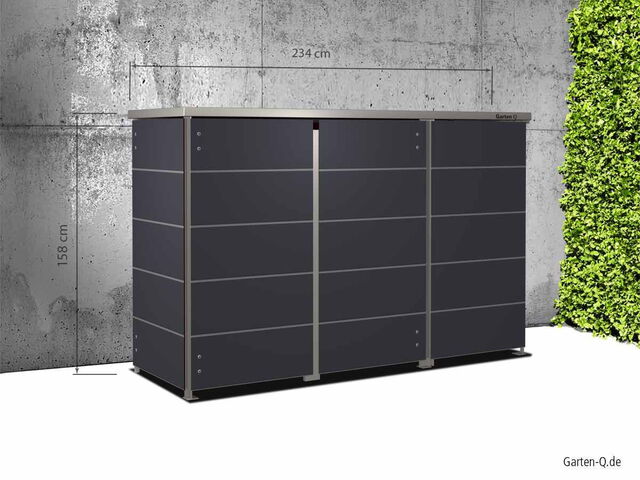 Modulare Aufbewahrungsbox aus Metall, 158 cm hoch, 234 cm breit, an Betonwand und Hecke angrenzend.