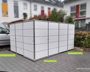Weiße modulare Garten-Lagereinheiten von Garten-Q: Various-XL, Trash-2, Teras, auf einem gepflasterten Weg.