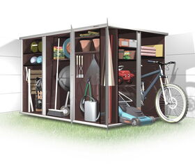 . Ein Gartenschuppen mit Fahrrad, Rasenmäher, Spielzeugauto, Gießkanne und Gartengeräten auf einem Rasen.