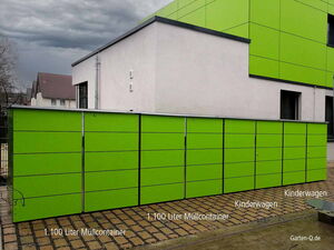 . Grüne Müllcontainer und Kinderwagenabteile vor einem Gebäude.