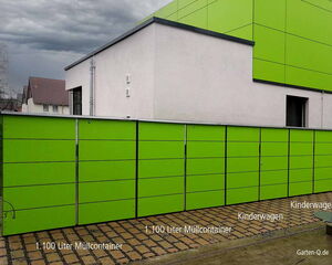 . Grüne Müllcontainer und Kinderwagenabteile vor einem Gebäude.