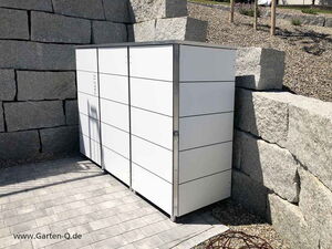 . Weiße Aufbewahrungsbox mit Metallrahmen in einer Steinumgebung.