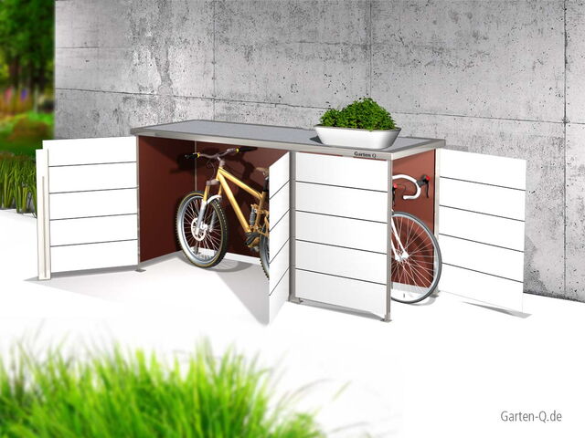 Ein moderner Gartenschrank mit offenstehenden Türen, darin zwei Fahrräder und oben eine Pflanzenschale.