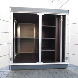 Ein leerer Schrank mit Metallrahmen, offenen Türen und Regalen auf der rechten Seite.