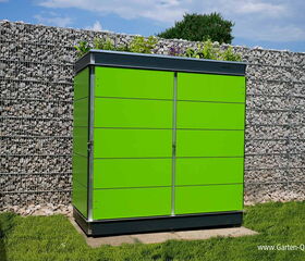 . The image shows a bright green metal storage cabinet or shed located outdoors. It is set against a backdrop of a gabion wall filled with rocks. The top of the cabinet has some plants growing on it, and the surrounding area features grass. The website "www.Garten-Q.de" is visible at the bottom right corner.