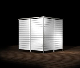 Ein moderner, quadratischer Gartenschrank auf einem Holzdeck vor schwarzem Hintergrund.