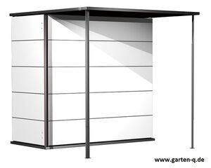 Moderner Gartenschrank mit Flachdach, weiß, unterstützt von zwei Metallpfosten.
