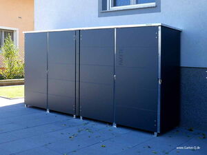 Ein großer, dunkler Gartenschrank mit der Aufschrift "PAKETE" steht an einer Hauswand.