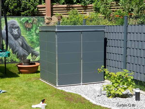 . Ein Garten mit Schuppen, Pflanze, Töpfen und einem Gorilla-Wandbild.
