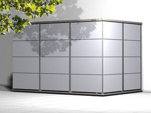 . Ein moderner grauer Gartenschrank mit Kacheldesign auf einer Terrasse, links ein Baumast mit Blättern.