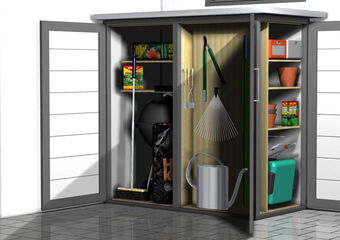 Ein Schrank mit Gartengeräten: Besen, Rechen, Gießkanne, Düngemittel, Töpfe, Grill, Schaufel und Boxen.