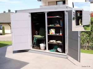 Ein geöffneter Gartenschrank mit Regalen, Gartenwerkzeug, Eimer, Stühlen und verschiedenen Gartenutensilien.