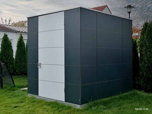 . Ein modernes Gartenhaus mit grauen Paneelen und weißer Tür, umgeben von Rasen und Bäumen.
