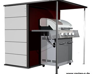 Ein silberner Gasgrill unter einer Schutzhülle mit seitlichen Ablagen, präsentiert auf garten-q.de.