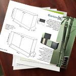 Bauanleitung für einen Gartenschrank mit Skizzen, Maßen und Bildern von fertigen Produkten auf einem Tisch.