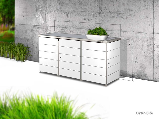 Ein weißer Gartenschrank mit Pflanze darauf, Maße: 234 cm Breit, 120 cm Hoch, steht vor einer Betonwand.