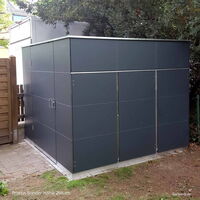 Ein großes, modernes Gartenhaus aus Metall, mit der Beschriftung: "Primus Sonder-Höhe 200 cm".