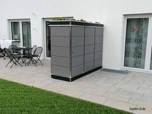 . Gartenmöbel-Schränke neben Terrassentisch mit Stühlen und Grünfläche.