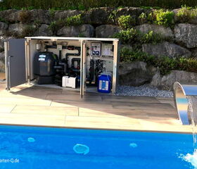 . Pooltechniksystem neben einem Pool, mit offenen Türen und Ausrüstung zur Wasseraufbereitung.