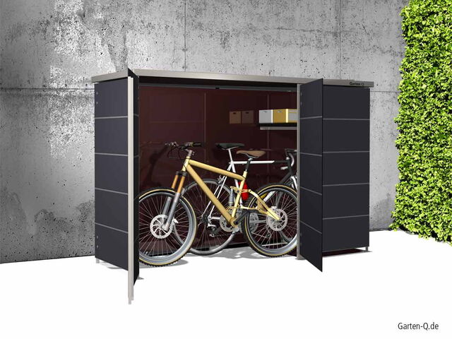 Ein geöffneter Fahrradschuppen mit zwei Fahrrädern und Regalen im Inneren.