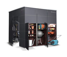 . Ein Gartenschrank mit geöffneten Türen zeigt Fahrräder, Werkzeuge, Blumentöpfe, Grill, Gartenbedarf und Rasenmäher.
