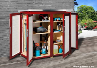 Ein offener Gartenschrank mit Gartengeräten und Zubehör, umgeben von einer Terrasse und Gartenlandschaft.