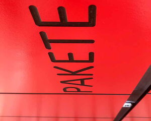 Rotes Paketfach mit dem Wort "Pakete" darauf.