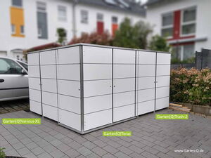 . Weiße Garten-Q-Geräteboxen mit den Bezeichnungen Various-XL, Teras und Trash-2 auf einem gepflasterten Bereich.
