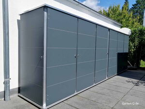 . Ein grauer Gartenschrank mit mehreren Türen, draußen neben einer weißen Wand platziert.
