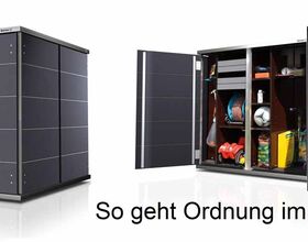 . The image shows two views of a storage shed. The first view is of the exterior of the closed shed, and the second is an open view showing neatly organized garden tools and items inside, such as hoses, a ball, gardening tools, and other equipment. The text "So geht Ordnung im Gartenhaus!" translates to "This is how you organize a garden shed!"